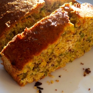 Torta integrale con arancia e pistacchi e olio extravergine d'oliva